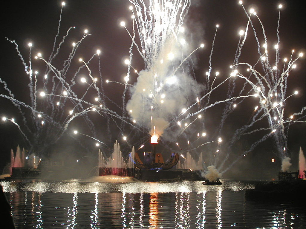 File:800px-World Showcase Lagoon during IllumiNations.jpg