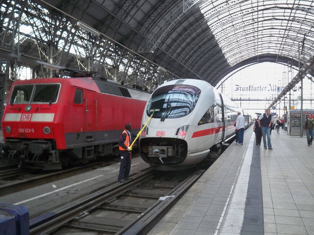 File:Wiping the ICE Windshield in Frankfurt.jpg
